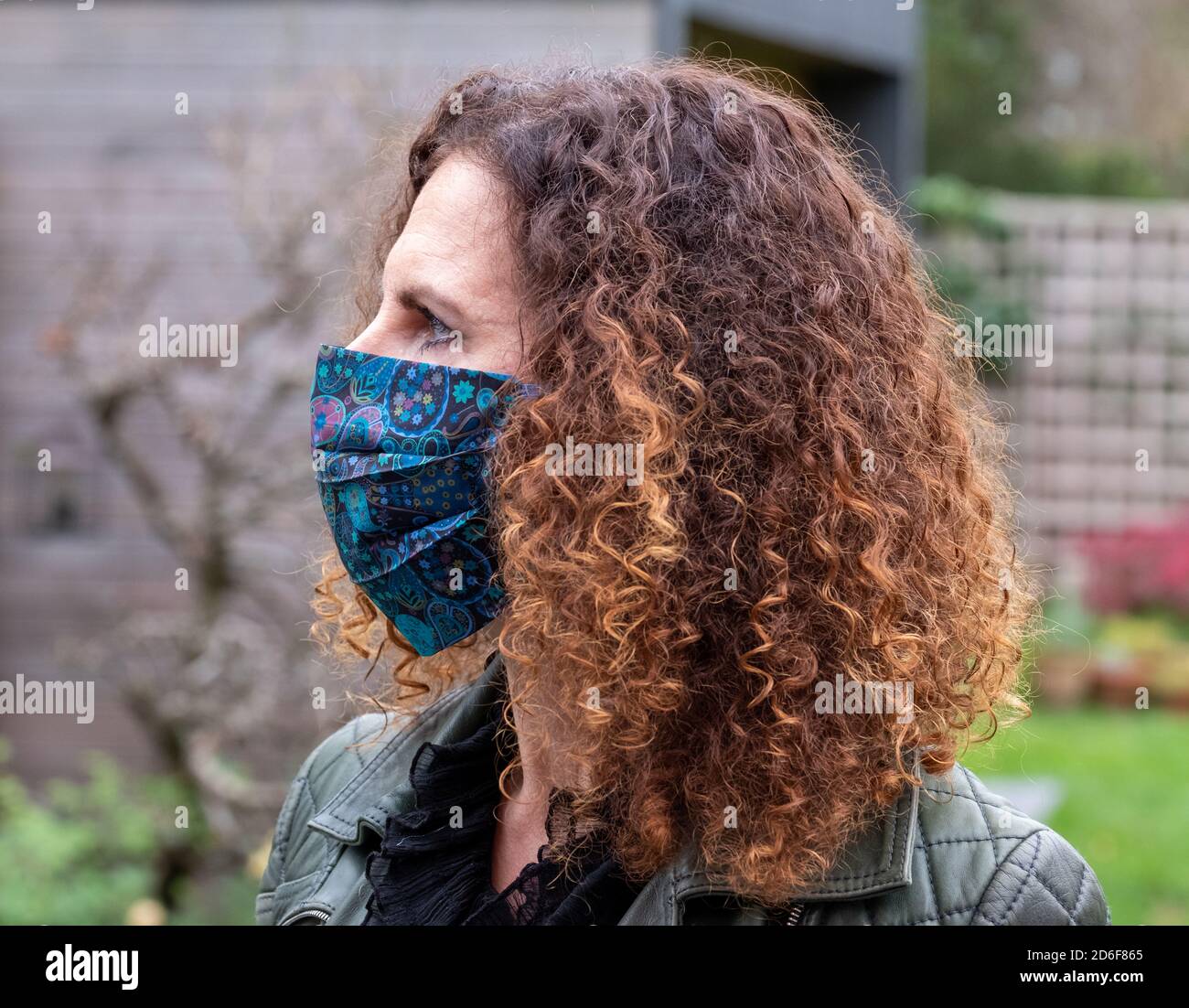 Une femme de race blanche portant un masque facial de mode en tissu de  coton réutilisable pendant la pandémie du coronavirus Photo Stock - Alamy