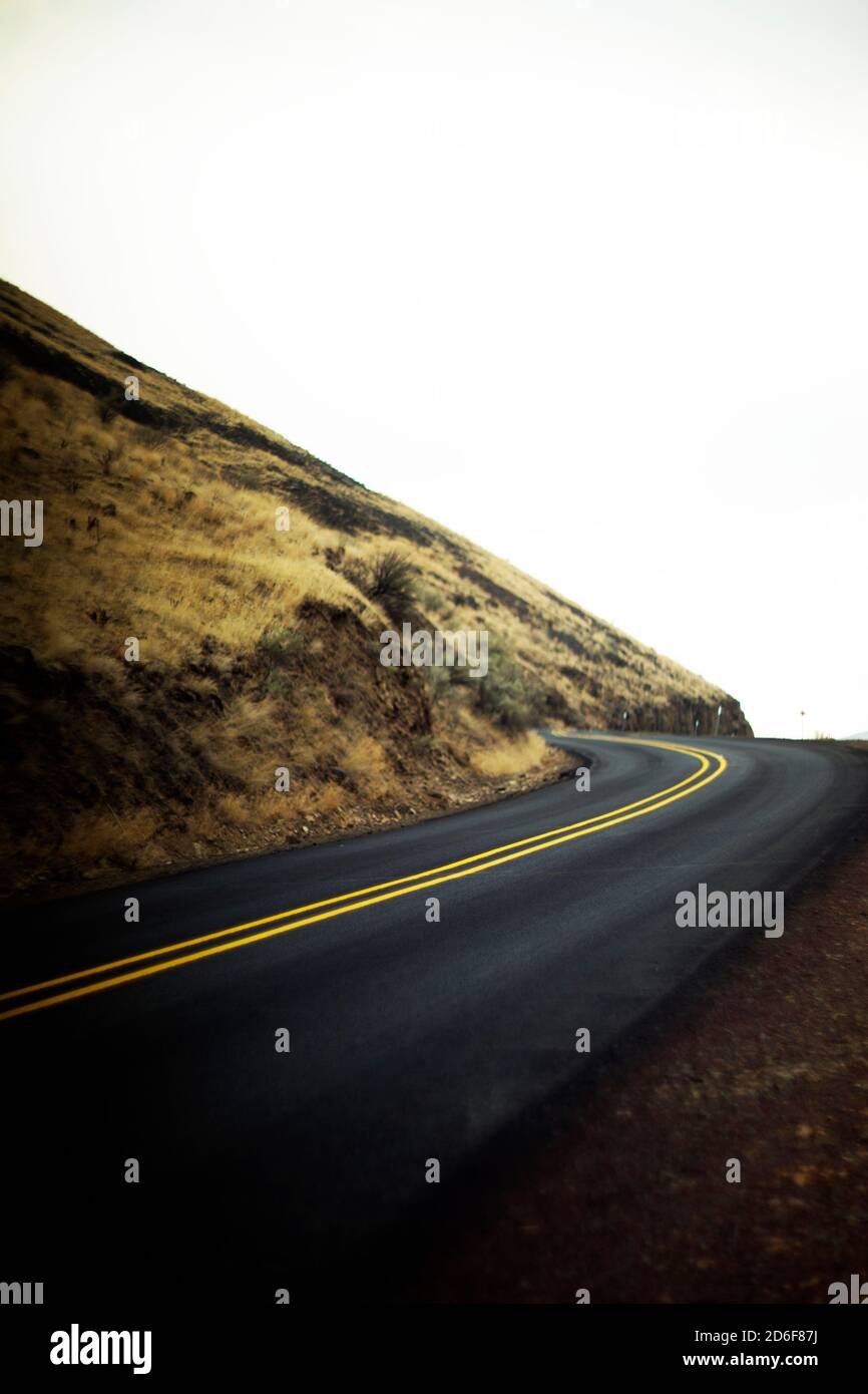 Courbe autoroute à deux voies qui monte en flanc de colline Banque D'Images