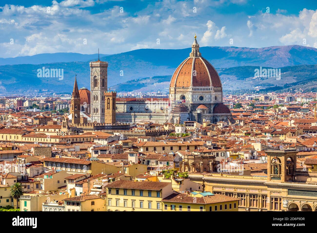 Le Dôme de Brunelleschi, la nef et le Campanile de Giotto de la Cathédrale Sainte Marie de la Fleur, vu de la colline de Michel-Ange, Florence, Toscane, Italie, Europre Banque D'Images