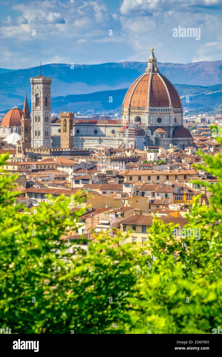 Le Dôme de Brunelleschi, la nef et le Campanile de Giotto de la Cathédrale Sainte Marie de la Fleur, vu de la colline de Michel-Ange, Florence, Toscane, Italie, Europre Banque D'Images