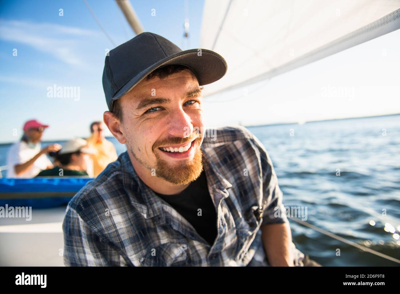 Jeune homme qui profite de la voile d'été pendant l'heure d'or Banque D'Images