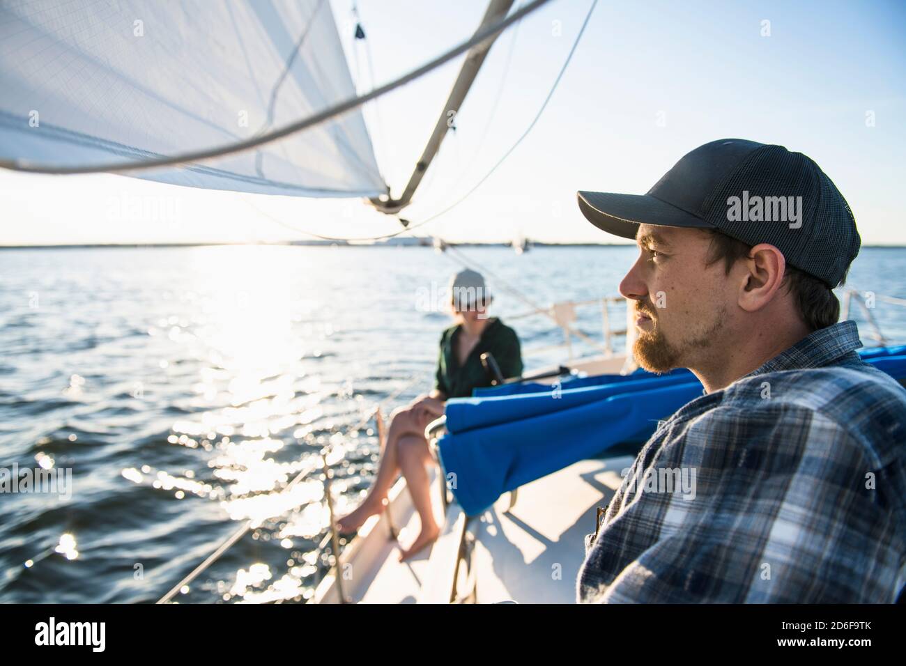 Jeune homme qui profite de la voile d'été pendant l'heure d'or Banque D'Images