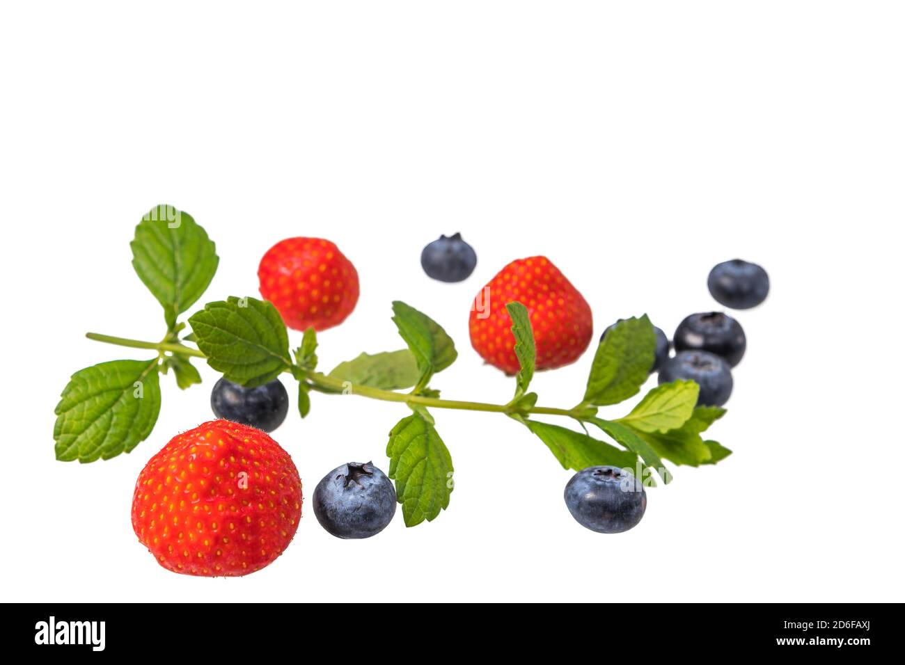 Fraisiers d'été frais et bleuets avec une branche de menthe isolée sur fond blanc, vue du dessus. Mise en page à plat. Espace pour le texte Banque D'Images