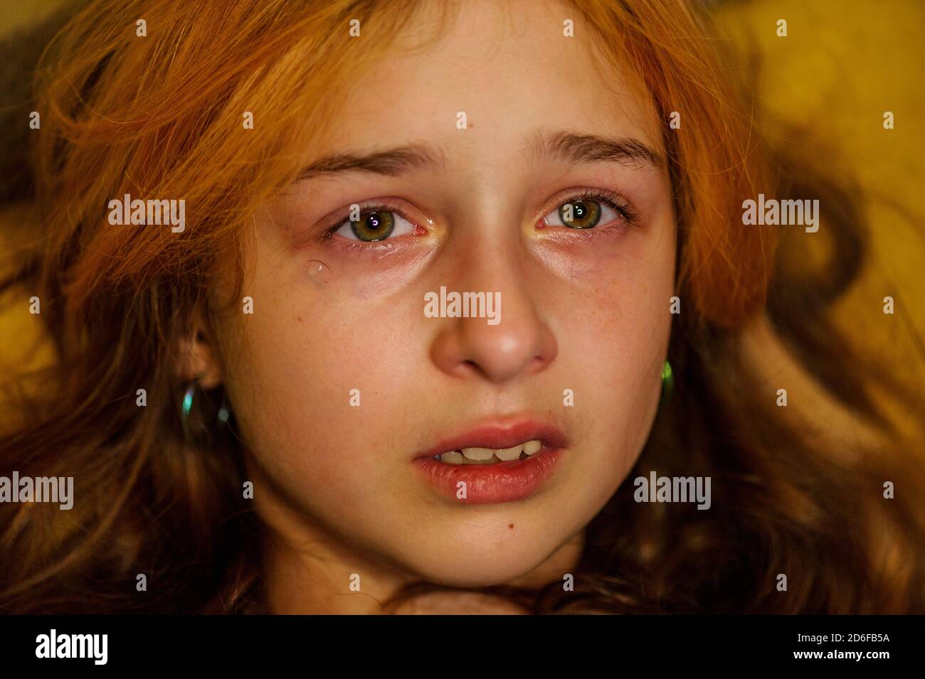 Portrait de la petite fille qui pleure avec des larmes qui roulent sur ses joues. Fille pleure. Fille de 9 ans est très bouleversée. Problèmes d'adolescence. 9 ou 10 ans gi Banque D'Images