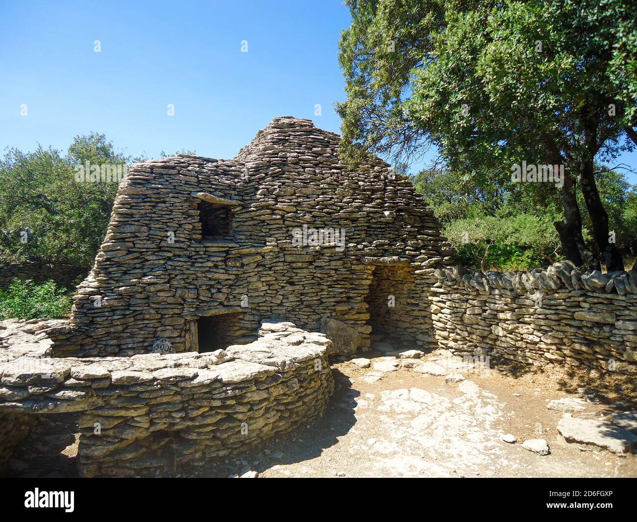 Gordes, France - août 2015 : huttes en pierre sèche au village des Bories Banque D'Images