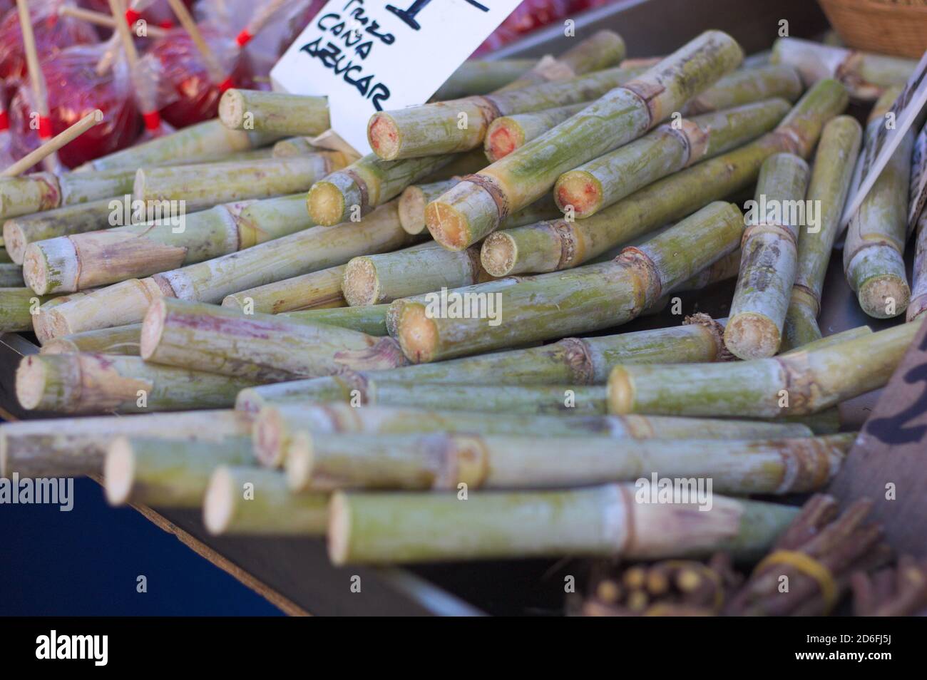 Gros plan d'une pile de cannes à sucre à vendre sur un marché aux puces en plein air Banque D'Images
