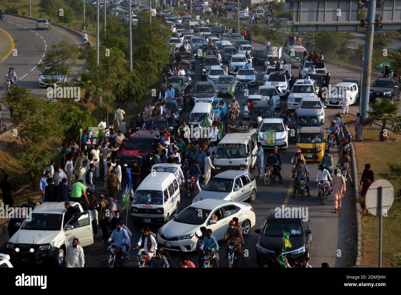 Lahore, Pakistan. 16 octobre 2020. Maryam Nawaz, fille de l'ancien Premier ministre pakistanais Nawaz Sharif et du mouvement démocratique du Pakistan (PDM) nouvellement formé, une alliance d'opposition de 11 partis, s'adresse à ses partisans tout en laissant sa maison à la tête d'un rassemblement à Lahore. Les partis d'opposition pakistanais organisent un rassemblement dans la ville de Gujranwala, dans l'est du pays, pour lancer leur campagne contre le Premier ministre Imran Khan et l'obliger à se retirer de ce qu'ils disent être son échec à gérer l'économie en difficulté de la nation. (Phohto par Rana Sajid Hussain/Pacific Press) Credit: Pacific Press Media production Banque D'Images