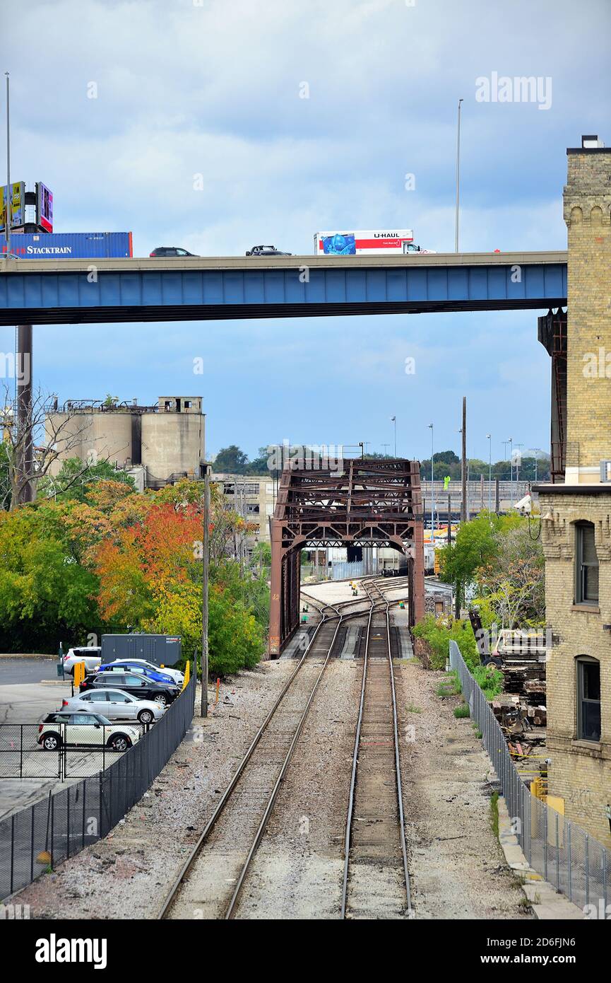 Milwaukee, Wisconsin, États-Unis. Les voies du chemin de fer canadien Pacifique se conlent à travers des entrepôts qui traversent un pont au-dessus de la rivière Menomonee. Banque D'Images