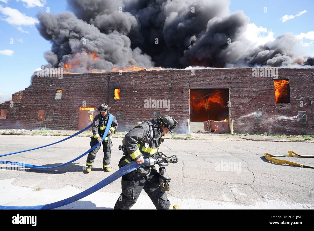 St. Louis, États-Unis. 16 octobre 2020. Les pompiers de St. Louis traînent le tuyau pour établir des conduites d'eau lors d'un incendie de trois alarmes à St. Louis le vendredi 16 octobre 2020. Les rafales de vent atteignant 30 miles par heure ont contribué à pousser les flammes dans tout le bloc long de l'entrepôt. Photo par Bill Greenblatt/UPI crédit: UPI/Alay Live News Banque D'Images