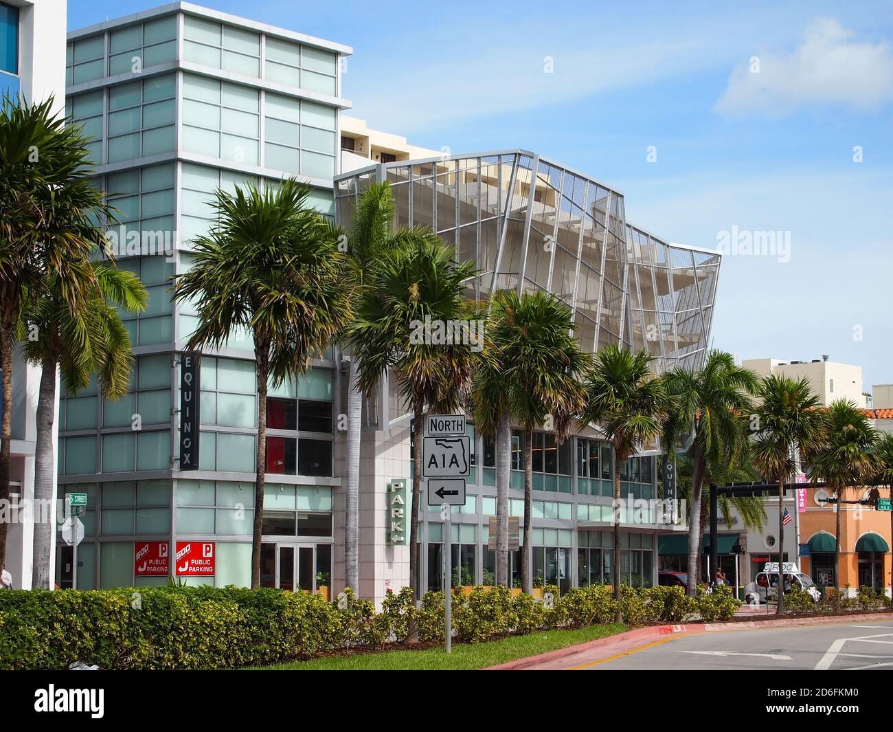 SOUTH BEACH, MIAMI, FLORIDE - LE 12 NOVEMBRE 2012 : la belle façade moderne de l'emplacement de South Beach de l'Equinox de luxe sur Collins Ave Banque D'Images