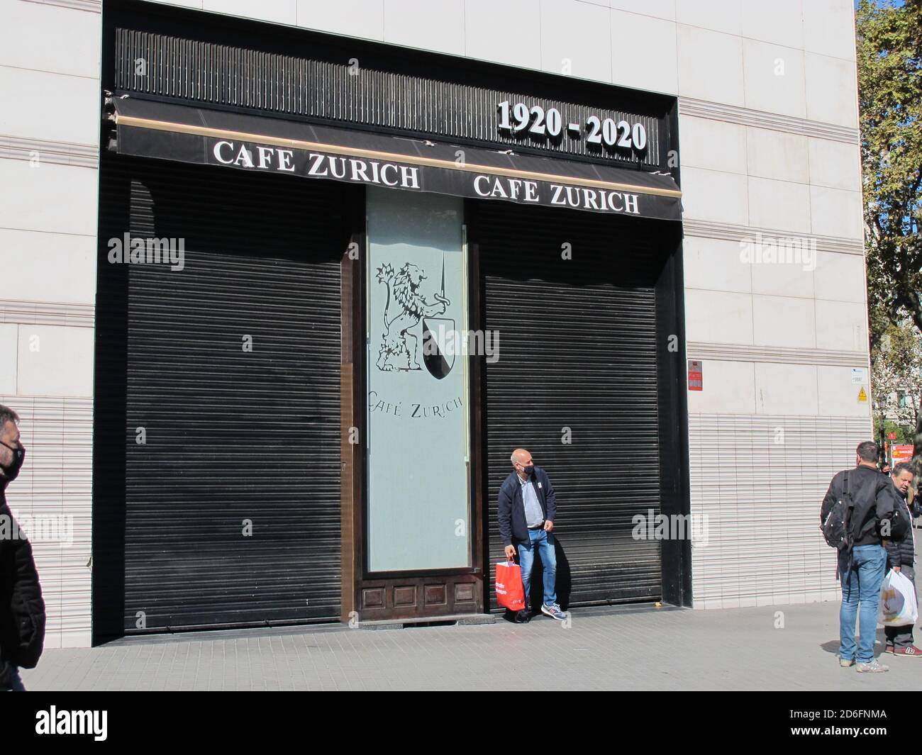 Barcelone. 16 octobre 2020. Un bar emblématique est fermé dans le centre de Barcelone, en Espagne, le 16 octobre 2020. Le gouvernement catalan dans la région nord-est de l'Espagne a décidé de fermer tous les bars et restaurants pendant 15 jours à partir de vendredi, afin de ralentir la propagation du coronavirus. Credit: Ismael Peracaula/Xinhua/Alay Live News Banque D'Images