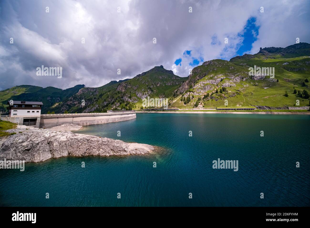 Le barrage du réservoir d'eau du lac Fedaia, Lago di Fedaia, situé au col de Fedaia, Passo Fedaia. Banque D'Images