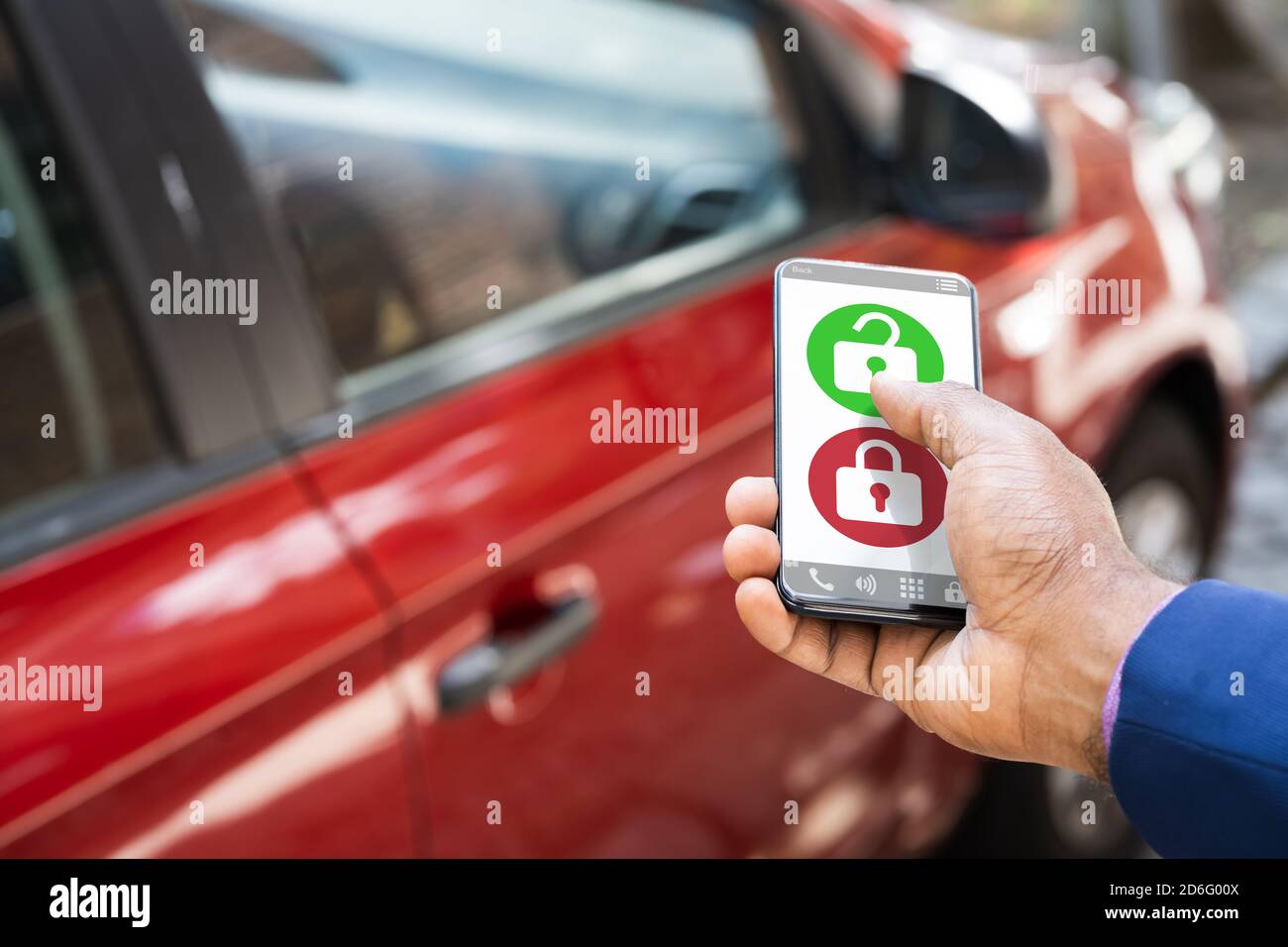 African Man Unlocking car à l'aide de l'application pour smartphone Banque D'Images