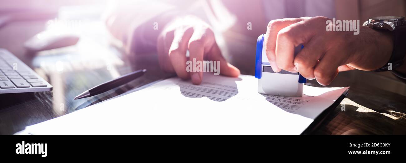 Timbre papier du contrat de certificat de notaire en bureau Banque D'Images