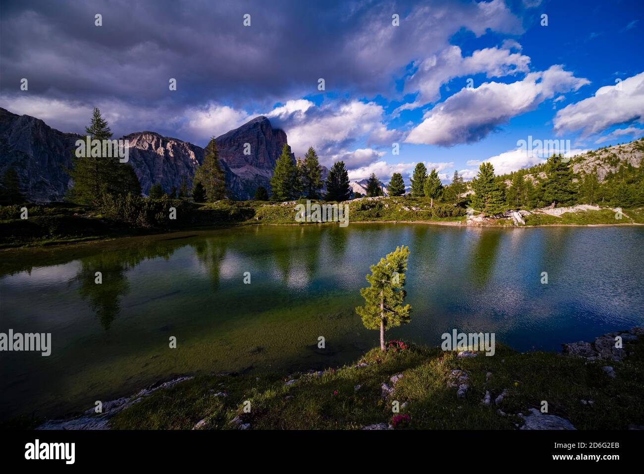 Vue sur le lac de Limedes, Lago di Limides, le sommet de la formation rocheuse Tofane au loin. Banque D'Images