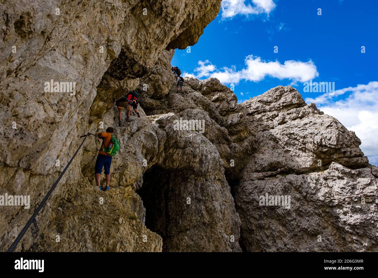 Les gens grimpent sur une route à corde fixe, via ferrata, jusqu'au sommet du Mont. Lagazuoi, connu pour ses tunnels de guerre, au-dessus du col de Falzarego, Passo di Falz Banque D'Images