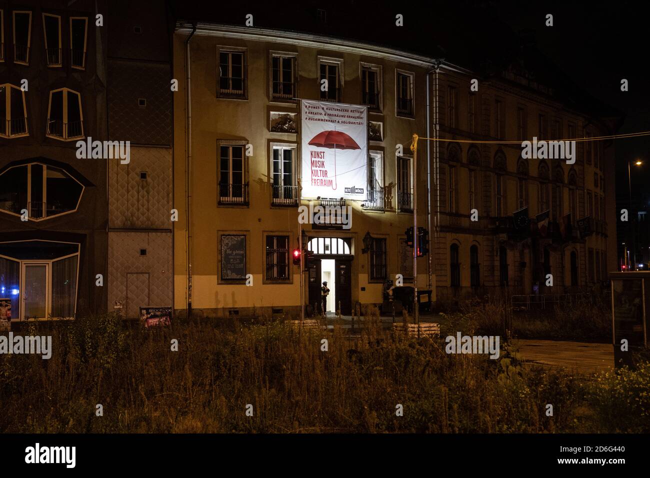 Berlin, Allemagne. 17 octobre 2020. Un policier se tient avec son fusil tiré à l'entrée de l'ancienne monnaie à Mitte. Des témoins avaient vu une personne avec une arme à feu longue soupçonnée. Le SEK et les policiers sont alors arrivés sous les armes. Ils ont sécurisé la zone autour du complexe de bâtiments historiques. Après la recherche dans l'immeuble, les officiers ont pu donner le tout clair. Credit: Paul Zinken/dpa-Zentralbild/dpa/Alay Live News Banque D'Images