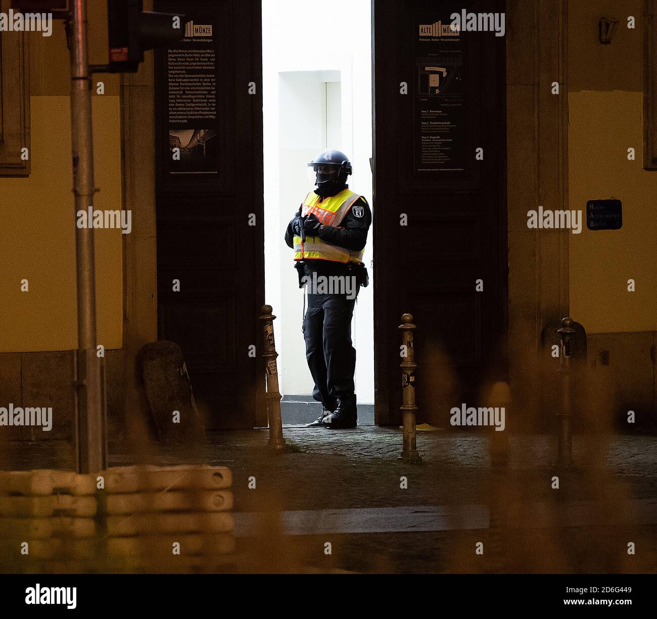 Berlin, Allemagne. 17 octobre 2020. Un policier se tient avec son fusil tiré à l'entrée de l'ancienne monnaie à Mitte. Des témoins avaient vu une personne avec une arme à feu longue soupçonnée. Le SEK et les policiers sont alors arrivés sous les armes. Ils ont sécurisé la zone autour du complexe de bâtiments historiques. Après la recherche dans l'immeuble, les officiers ont pu donner le tout clair. Credit: Paul Zinken/dpa-Zentralbild/dpa/Alay Live News Banque D'Images
