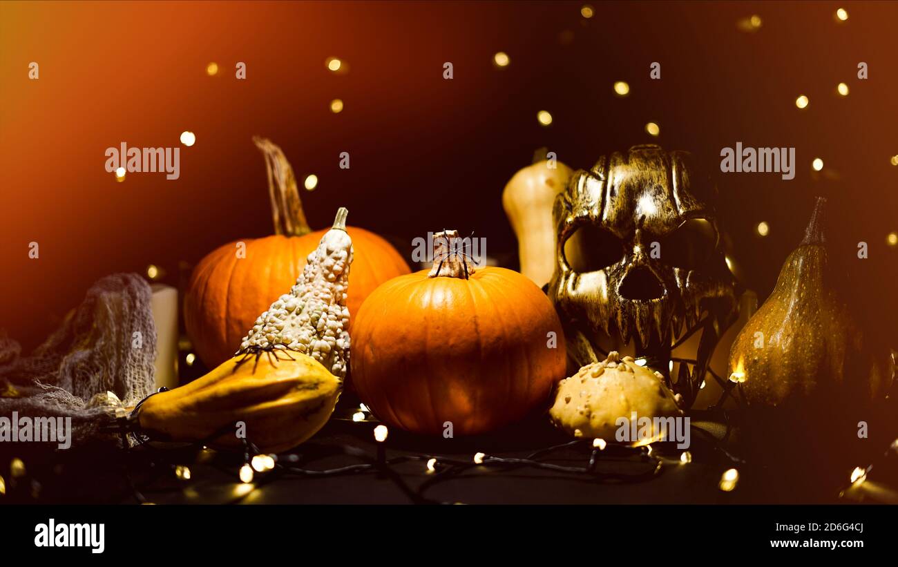 Halloween citrouille dans un paysage effrayant d'automne la nuit. Citrouilles, masque effrayant, lumières, araignées et toile d'araignée. Banque D'Images