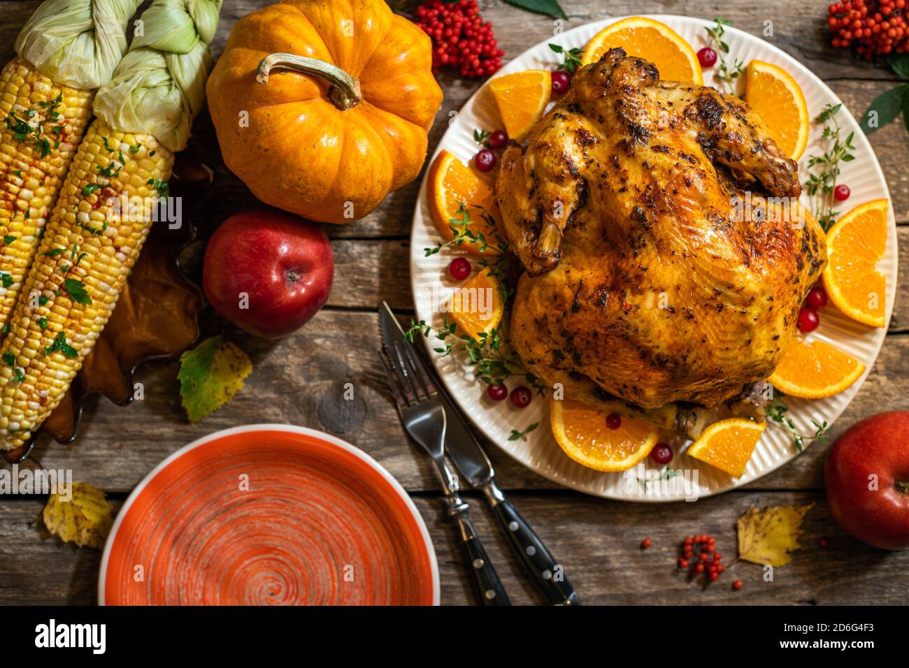 Composition de Thanksgiving festive d'automne. Poulet cuit au four ou dinde avec agrumes et épices pour les célébrations de Thanksgiving dîner sur table en bois. Onglet Banque D'Images