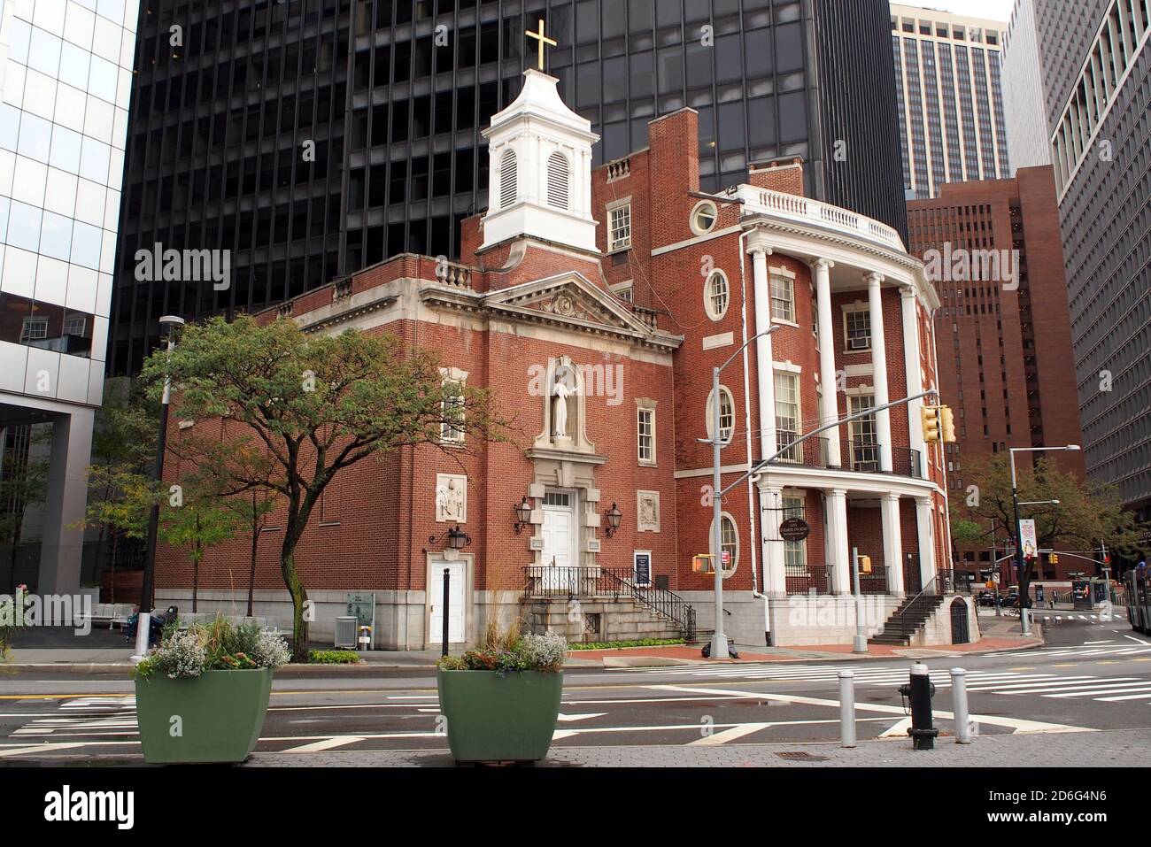 Église notre-Dame du Saint Rosaire (à gauche) à côté de la Maison James Watson, à Lower Manhattan, New York, NY Banque D'Images