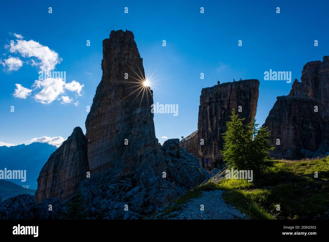 Paysage des Dolomiti avec la formation rocheuse Cinque Torri, Cinque Torri di Averau, le soleil se lève derrière Torre Inglese. Banque D'Images