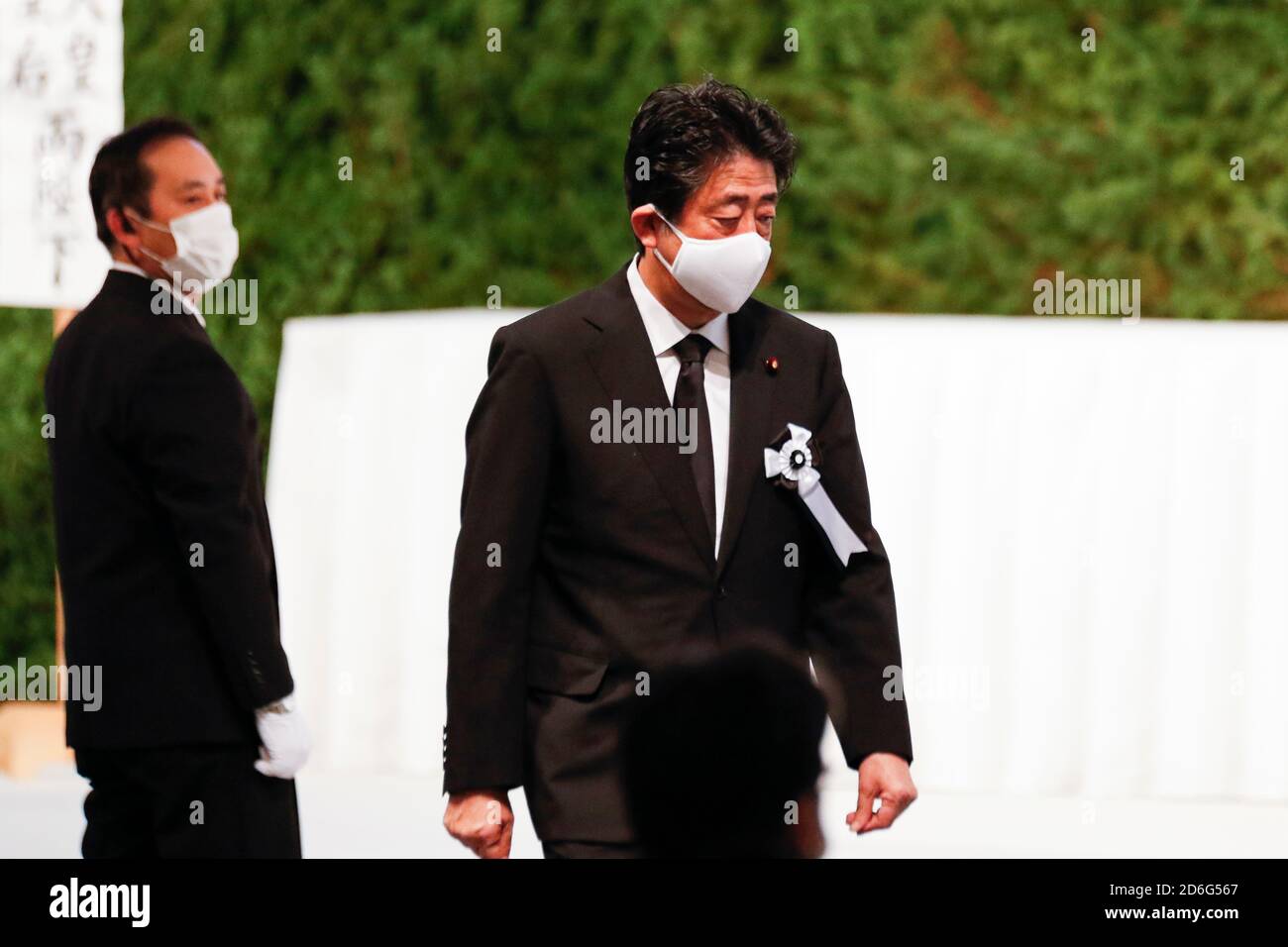 Tokyo, Japon. 17 octobre 2020. L'ancien Premier ministre japonais Shinzo Abe assiste aux funérailles de l'ancien Premier ministre Yasuhiro Nakasone au Grand Prince Hotel Shin Takanawa. Nakasone a été premier ministre du Japon et président du Parti libéral-démocrate de 1982 à 1987. Les funérailles, qui ont coûté environ 190 millions de yens, sont réparties également entre le Parti libéral-démocrate et le gouvernement japonais, faisant l'objet de critiques après avoir approuvé l'utilisation d'environ 96 millions de yens des fonds de réserve pour l'exercice 2020 pour couvrir les coûts. Il était prévu pour mars mais a été reporté en raison du nouveau coronavirus PAN Banque D'Images