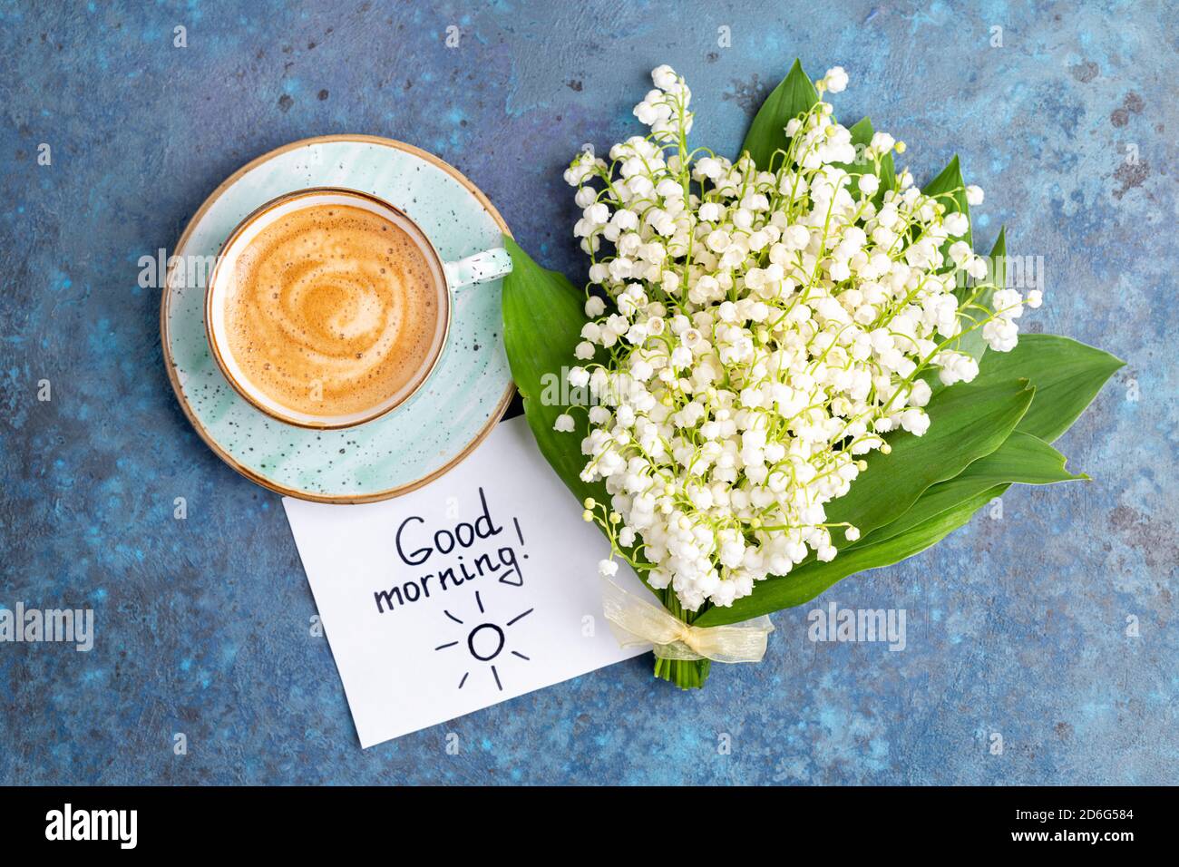 Notes Bonjour Et Tasse De Cafe Avec Bouquet De Fleurs Lys De La Vallee Sur Fond Bleu Petit Dejeuner Cafe Du Matin Concept De Carte Vue Sur Le Dessus Fl Photo Stock