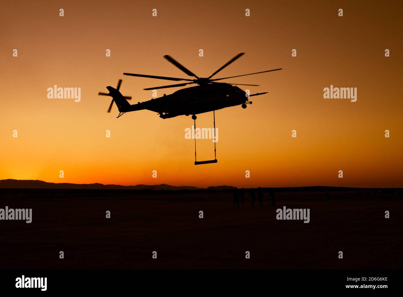 Les Marines des États-Unis suivent une formation de l'équipe de soutien des hélicoptères (HST) lors de l'exercice d'entraînement intégré (ITX) 1-21 au Marine Air Ground combat Center Twentynine Palms, Californie, le 13 octobre 2020. Des spécialistes de soutien à l’atterrissage du Bataillon 8 de logistique de combat, Régiment 2 de logistique de combat, s’entraîne à ITX comme élément de combat logistique pour fournir une logistique tactique dans les domaines du transport automobile moyen et lourd au-delà des capacités organiques du 4e Régiment maritime. (É.-U. Photo du corps marin par lance Cpl. Zachary Zephir) Banque D'Images