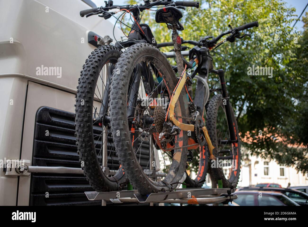 Gros plan des VTT montés sur le porte-bagages de la porte arrière de la fourgonnette Banque D'Images