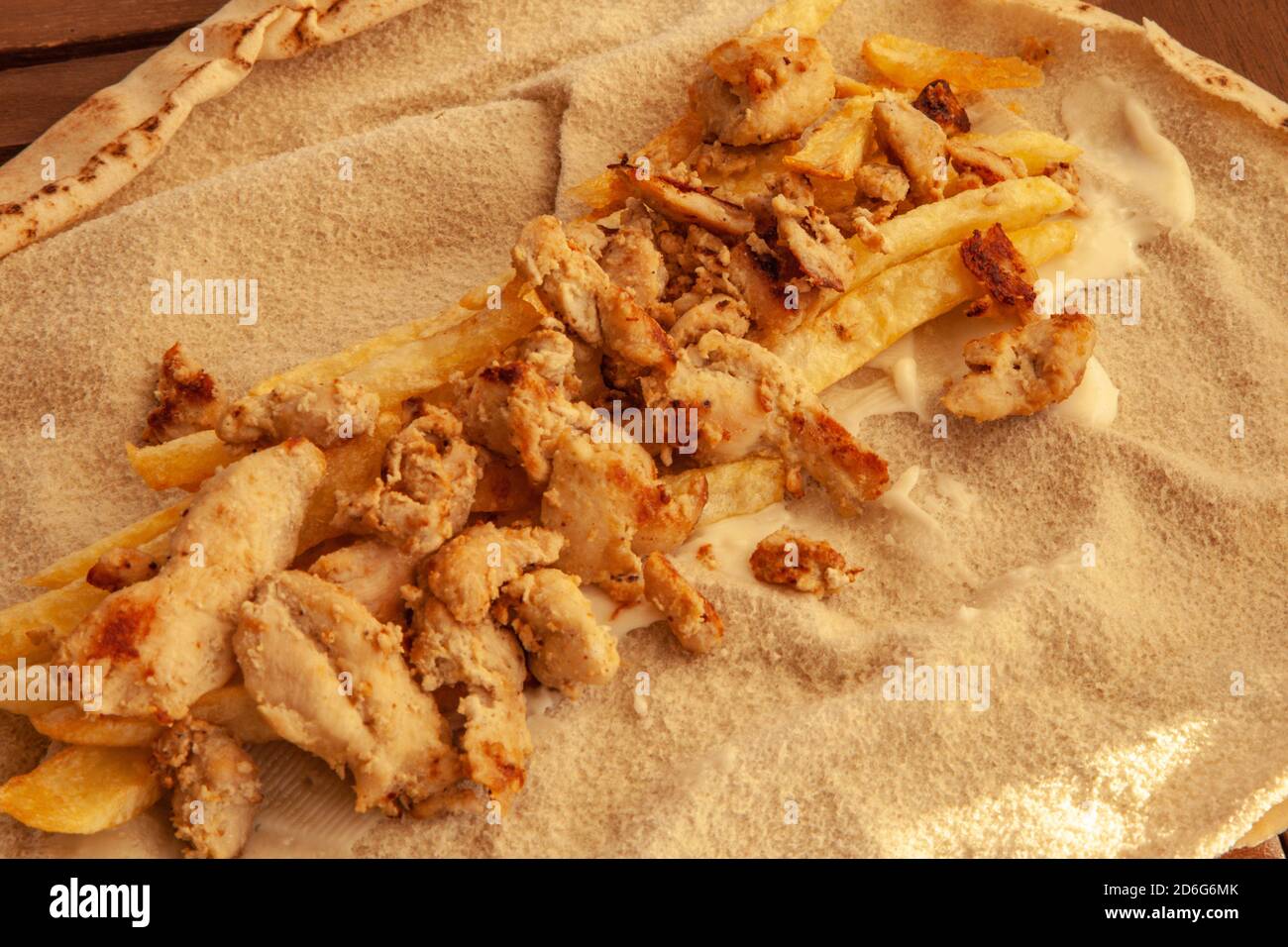 Préparation du sandwich Shawarma au poulet maison avec du pain arabe libanais Banque D'Images