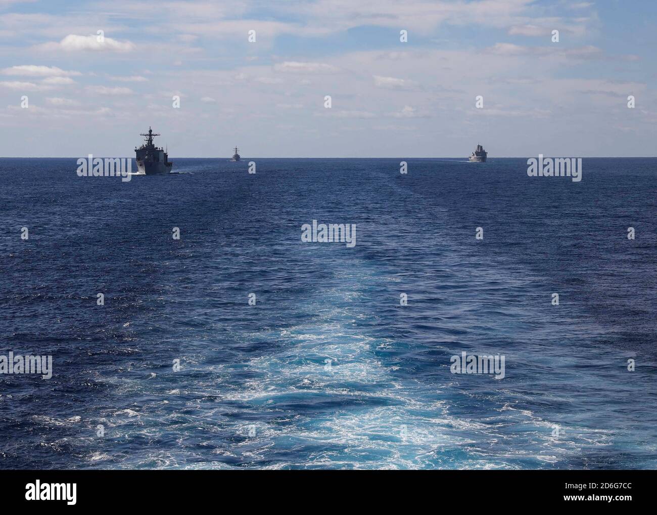 201015-N-AZ467-1021 OCÉAN ATLANTIQUE (OCT 15, 2020) – de gauche à droite, le navire d'atterrissage de la classe Harpers Ferry USS carter Hall (LSD 50), le destroyer de la classe Arleigh Burke USS Laboon (DDG 58) et le quai de la plate-forme d'atterrissage de la classe San Antonio USS San Antonio (LPD 17), se forment derrière le navire d'assaut amphibie de la classe Wasp USS Iwo Jima (LHD 7) Après un réapprovisionnement en mer, le 15 octobre 2020. Le Iwo Jima Amphiobie Ready Group participe à l'entraînement tactique avancé de surface Warfare au large de la côte de Virginie, afin de maintenir la disponibilité, la compétence et la létalité. (É.-U. Bleu marine photo par Mass Commu Banque D'Images