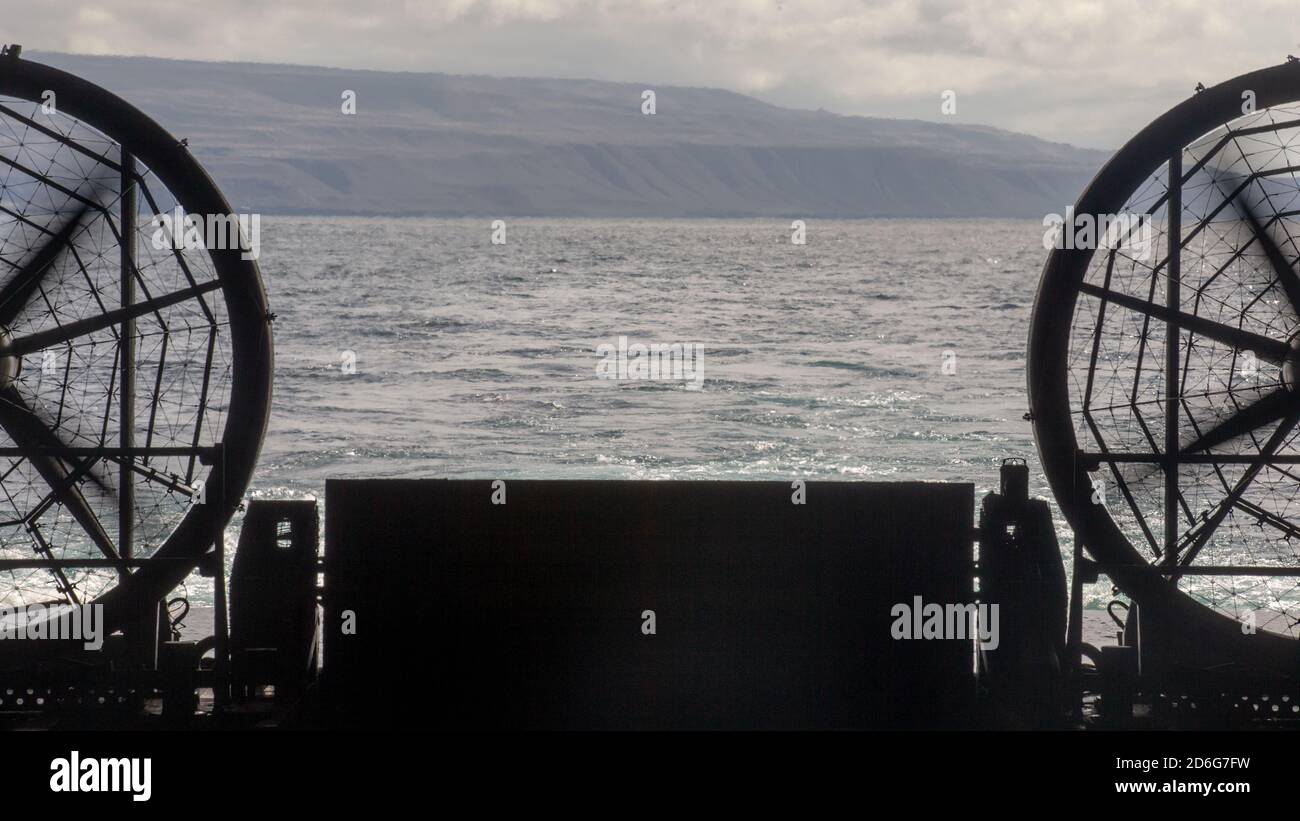 201010-M-JX780-1037 OCÉAN PACIFIQUE (OCT 10, 2020) ‒ U.S. Navy Landing Craft, Air Cushion 39, affecté à l'unité d'embarcation d'assaut 5, se prépare à sortir du pont de puits du quai de transport amphibie USS Somerset (LPD 25) pendant les opérations de chargement en cours d'eau. Le groupe de prêt amphibie de l'île de Makin et le 15e MEU mènent actuellement des opérations de routine dans l'est de l'océan Pacifique. (É.-U. Photo du corps marin par lance Cpl. Brendan Mullin) Banque D'Images