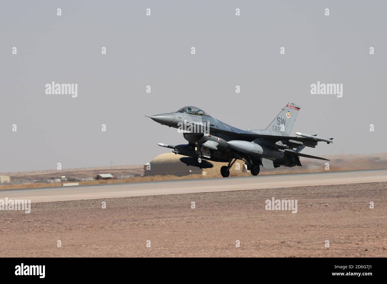 BASE AÉRIENNE DU PRINCE SULTAN, ROYAUME D'ARABIE SAOUDITE – UN contingent de F-16C combattant les faucons et du personnel de soutien du 77e Escadron de chasseurs expéditionnaires est arrivé à la base aérienne du Prince Sultan, Royaume d'Arabie saoudite, du 10 au 11 octobre 2020. L’escadron, connu sous le surnom de « Gamblers », jouera un rôle clé dans le soutien de la 378e mission de l’AEW consistant à soutenir et à défendre les forces conjointes et partenaires en projetant la puissance aérienne de combat à l’appui des plans et des opérations du théâtre. (É.-U. Photo de la Force aérienne par Tech. Sgt. WES Wright) Banque D'Images