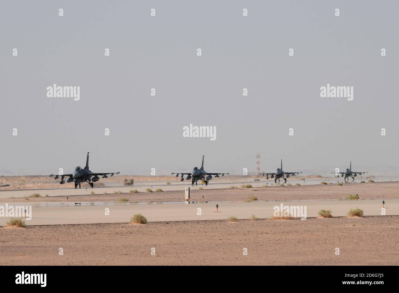BASE AÉRIENNE DU PRINCE SULTAN, ROYAUME D'ARABIE SAOUDITE – UN contingent de F-16C combattant les faucons et du personnel de soutien du 77e Escadron de chasseurs expéditionnaires est arrivé à la base aérienne du Prince Sultan, Royaume d'Arabie saoudite, du 10 au 11 octobre 2020. L’escadron, connu sous le surnom de « Gamblers », jouera un rôle clé dans le soutien de la 378e mission de l’AEW consistant à soutenir et à défendre les forces conjointes et partenaires en projetant la puissance aérienne de combat à l’appui des plans et des opérations du théâtre. (É.-U. Photo de la Force aérienne par Tech. Sgt. WES Wright) Banque D'Images