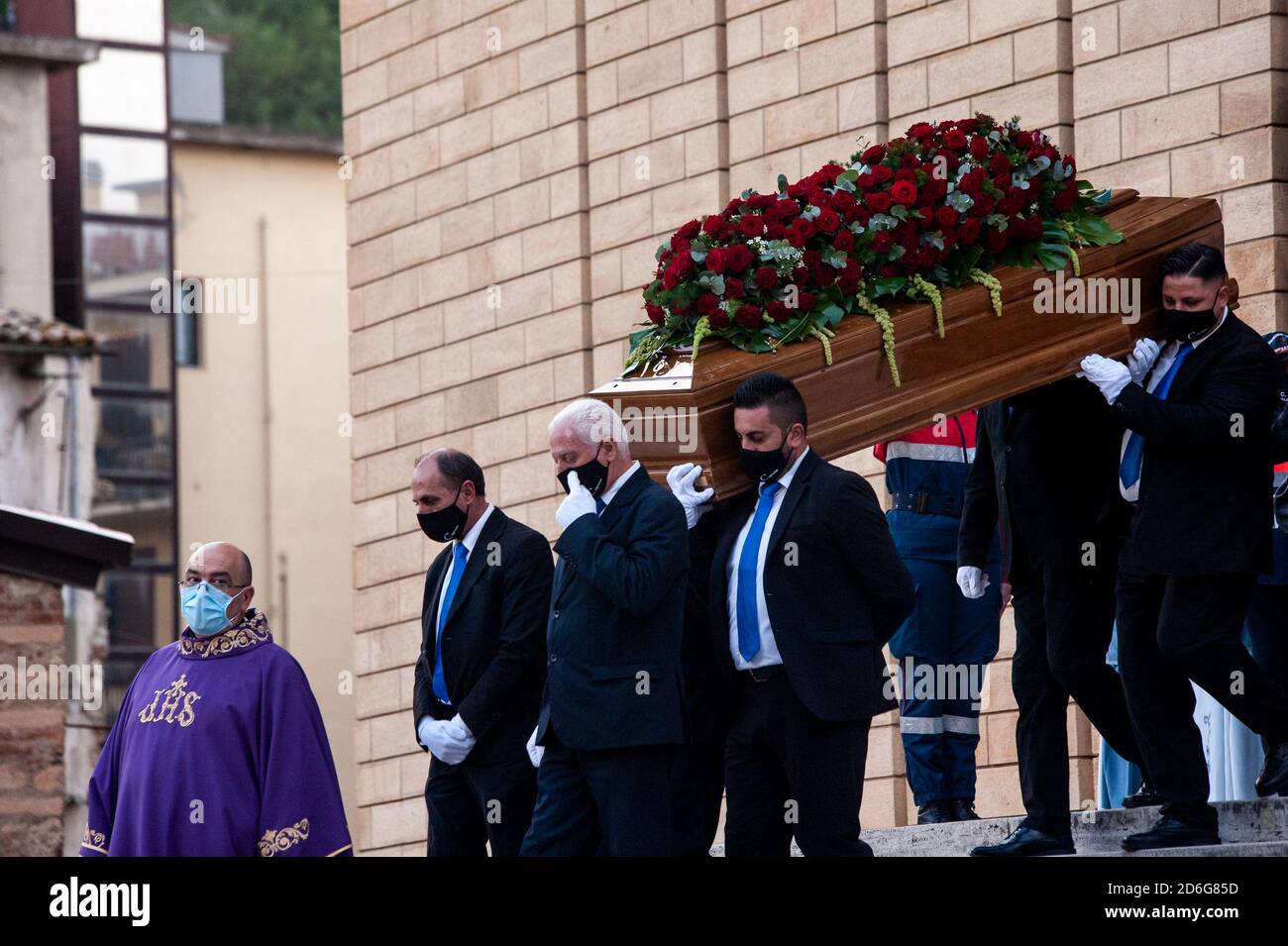 Cosenza, Italie. 16 octobre 2020. Le rôle du gouverneur régional de Calabre, Jole Santelli, est porté à l'extérieur de l'église Saint-Nicolas. UNE cérémonie funéraire du gouverneur régional de Calabre, Jole Santelli (FI-EPP), a été organisée à l'église Saint-Nicolas à Cosenza par l'archevêque de Cosenza-Bisignano Mons. Francesco Nolé. Le Premier ministre Giuseppe Conte, le ministre de l'intérieur Luciana Lamorgese, la présidente du Sénat Elisabetta Casellati et d'autres politiciens ont assisté à la cérémonie funéraire. Crédit : SOPA Images Limited/Alamy Live News Banque D'Images