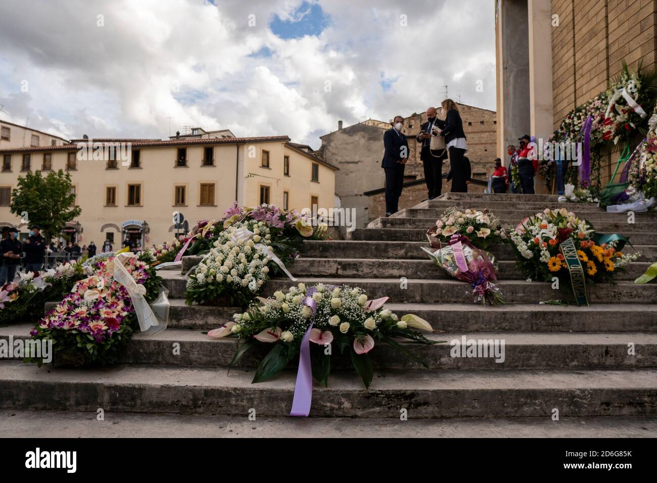 Cosenza, Italie. 16 octobre 2020. Des fleurs de couronne sont vues à l'extérieur de l'église Saint-Nicolas lors de la cérémonie funéraire du gouverneur régional de Calabre Jole Santelli.UNE cérémonie funéraire du gouverneur régional de Calabre Jole Santelli (FI-EPP) a eu lieu à l'église Saint-Nicolas à Cosenza par l'archevêque de Cosenza-Bisignano Mons. Francesco Nolé. Le Premier ministre Giuseppe Conte, le ministre de l'intérieur Luciana Lamorgese, la présidente du Sénat Elisabetta Casellati et d'autres politiciens ont assisté à la cérémonie funéraire. Crédit : SOPA Images Limited/Alamy Live News Banque D'Images