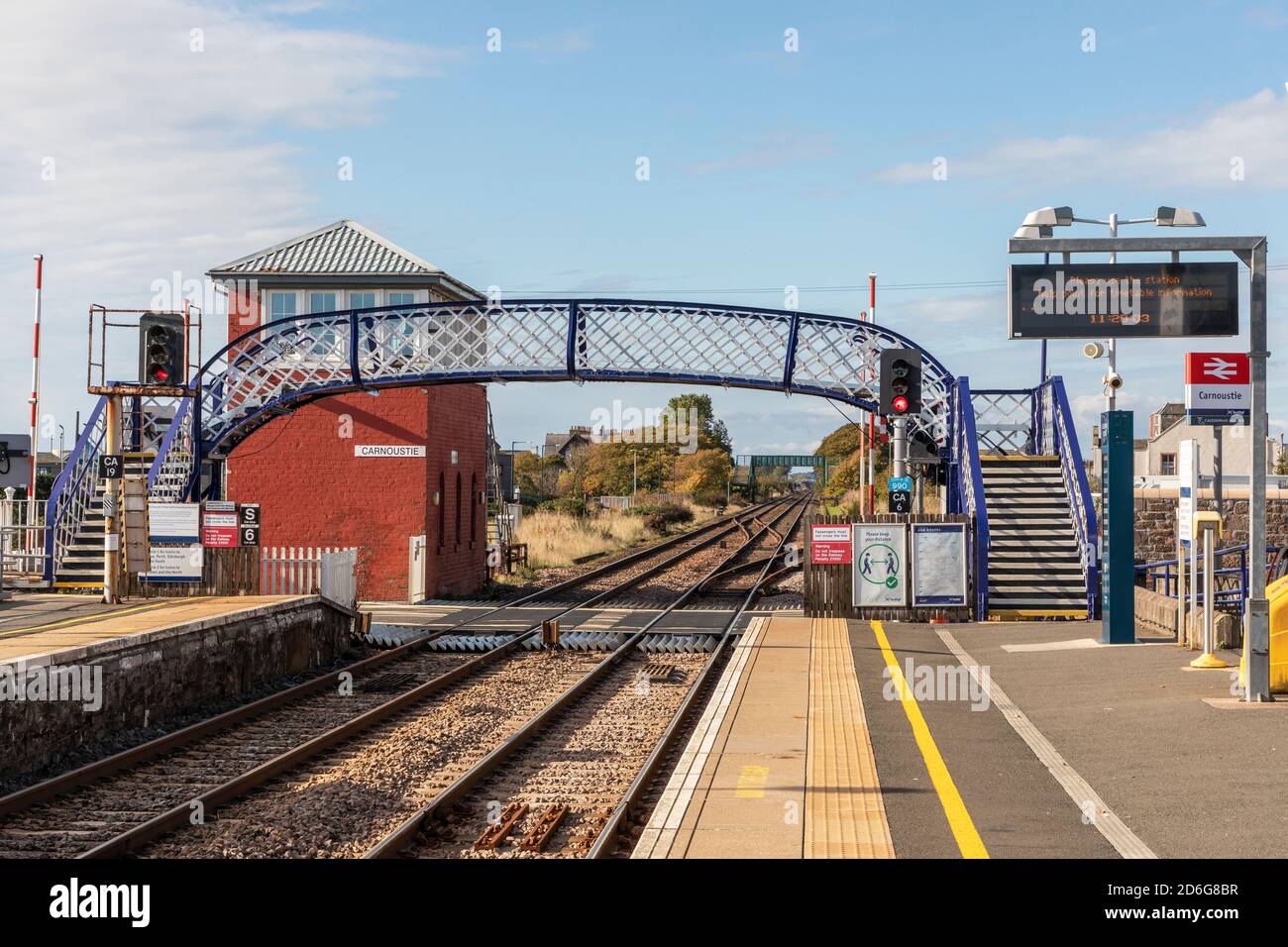 Gare de Carnoustie avec passerelle en fer et boîte de signalisation ancienne, Carnoustie, Écosse, Royaume-Uni Banque D'Images