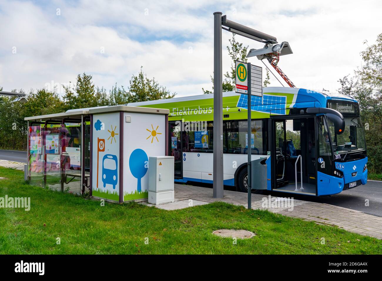 Bus électrique de Stadtwerke Münster, à une station de charge rapide, arrêt de bus, point de tournant Dieckmannstrasse à Münster Gievenbeck, 16 E-bus courant Banque D'Images