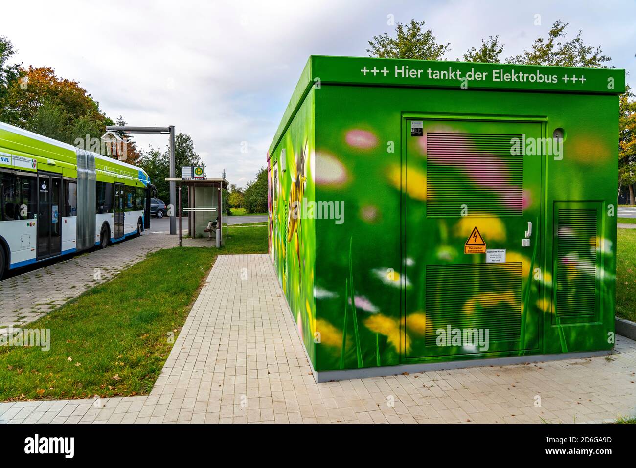 Bus électrique de Stadtwerke Münster, à une station de charge rapide, arrêt de bus, point de tournant Dieckmannstrasse à Münster Gievenbeck, 16 E-bus courant Banque D'Images
