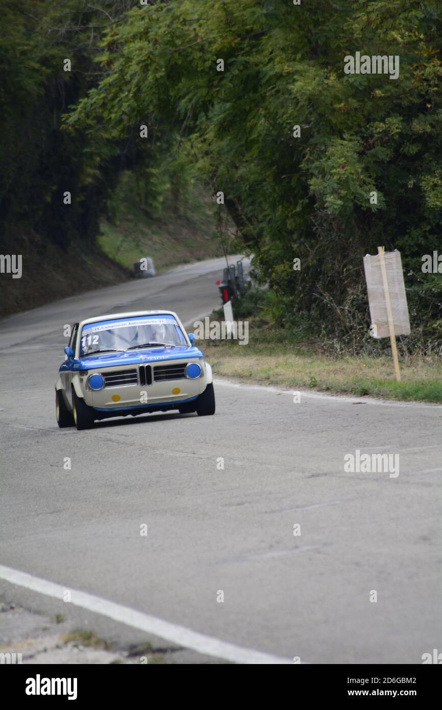 PESARO COLLE SAN BARTOLO , ITALIE - OTT 12 - 2019 : BMW 2002 sur une vieille voiture de course en rallye Banque D'Images