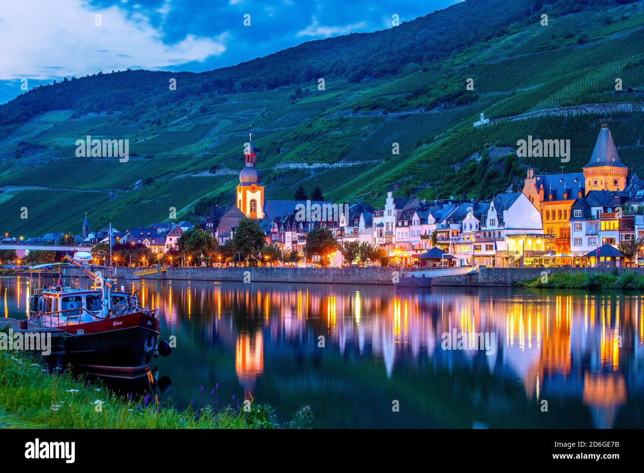 Allemagne, Rheinland-Pfalz, Mosel. Zell an der Mosel, Blick vom Ortsteil Zell-Kairt auf das Stadtpanorama. Banque D'Images
