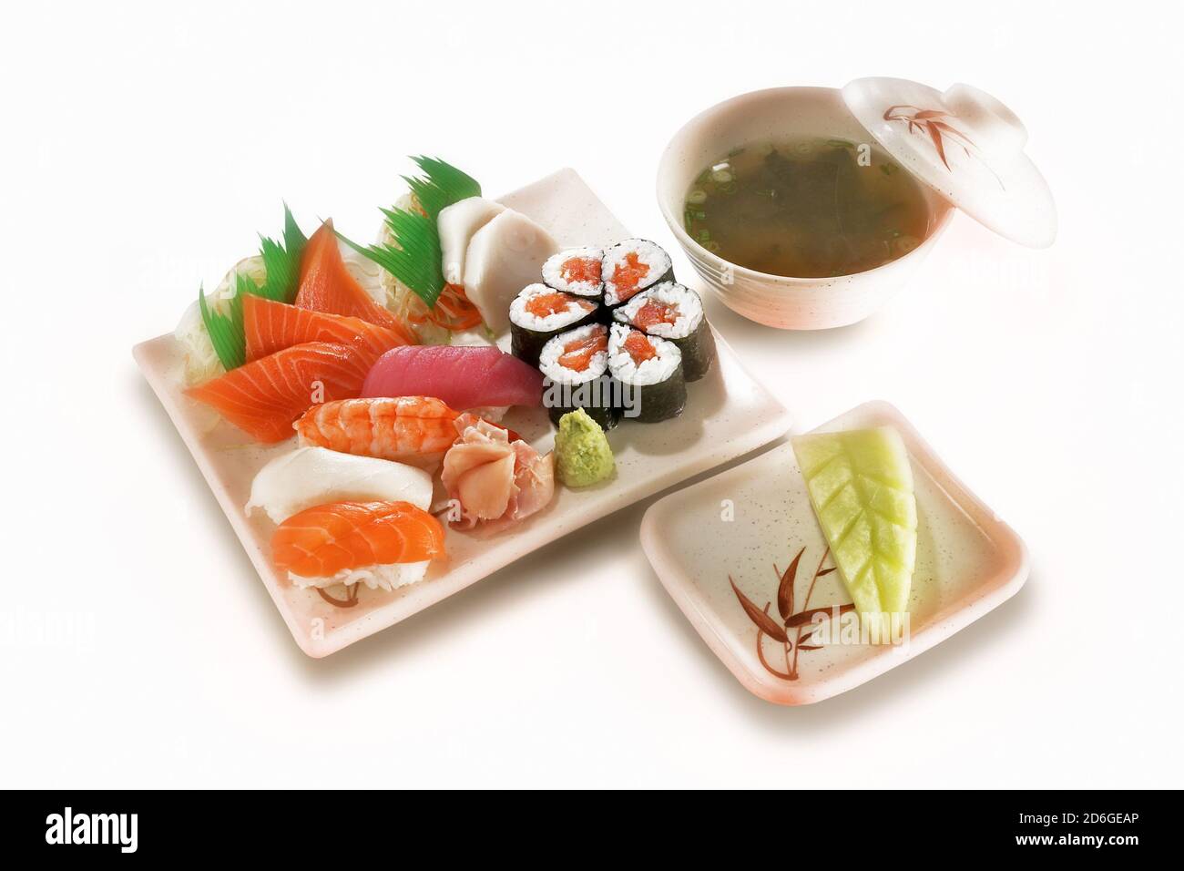 Assortiment de sushis japonais et soupe miso Banque D'Images