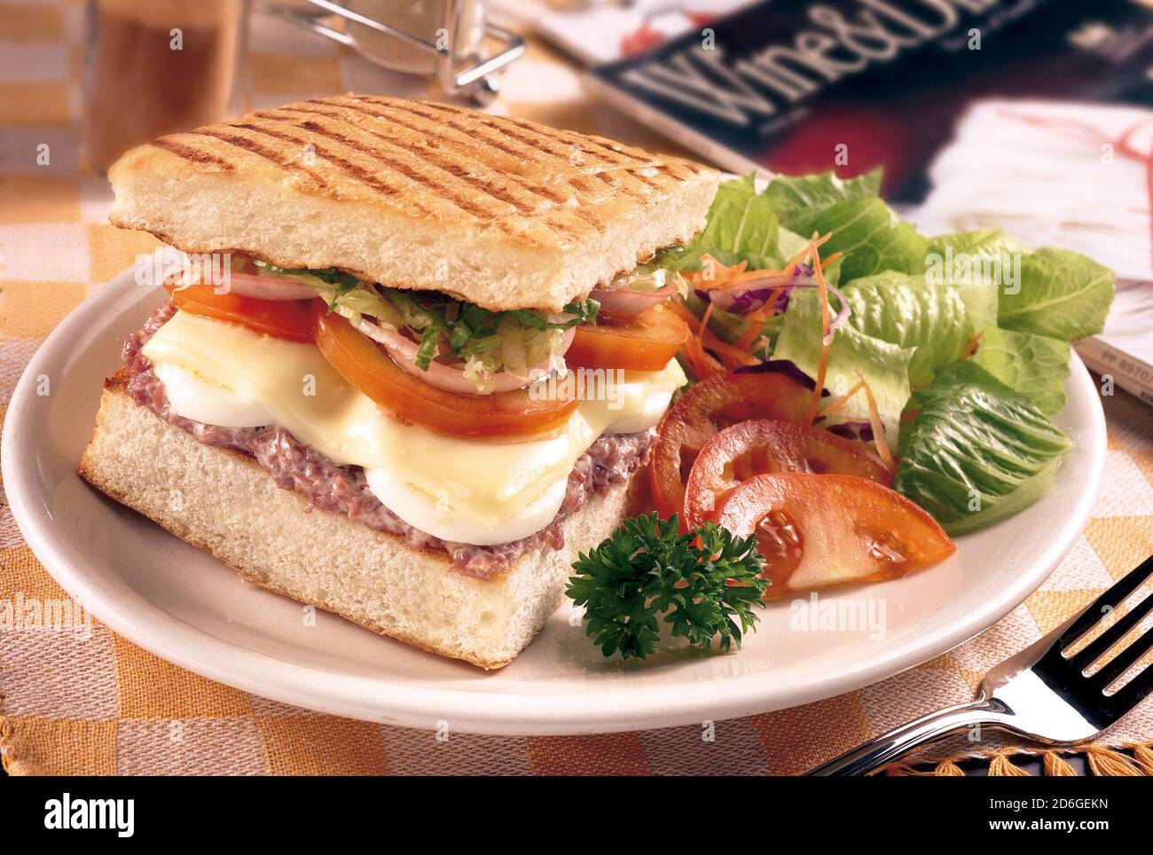 Croque-monsieur avec de la viande hachée, du fromage, des tomates, de la  laitue, du pain grillé et de la salade Photo Stock - Alamy
