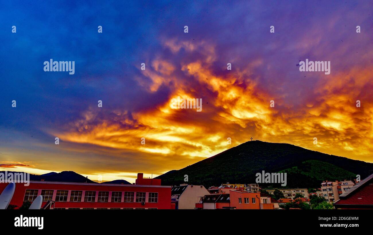 Coucher de soleil sur le ciel et paysage nuageux sur une ville près d'un montagne Banque D'Images