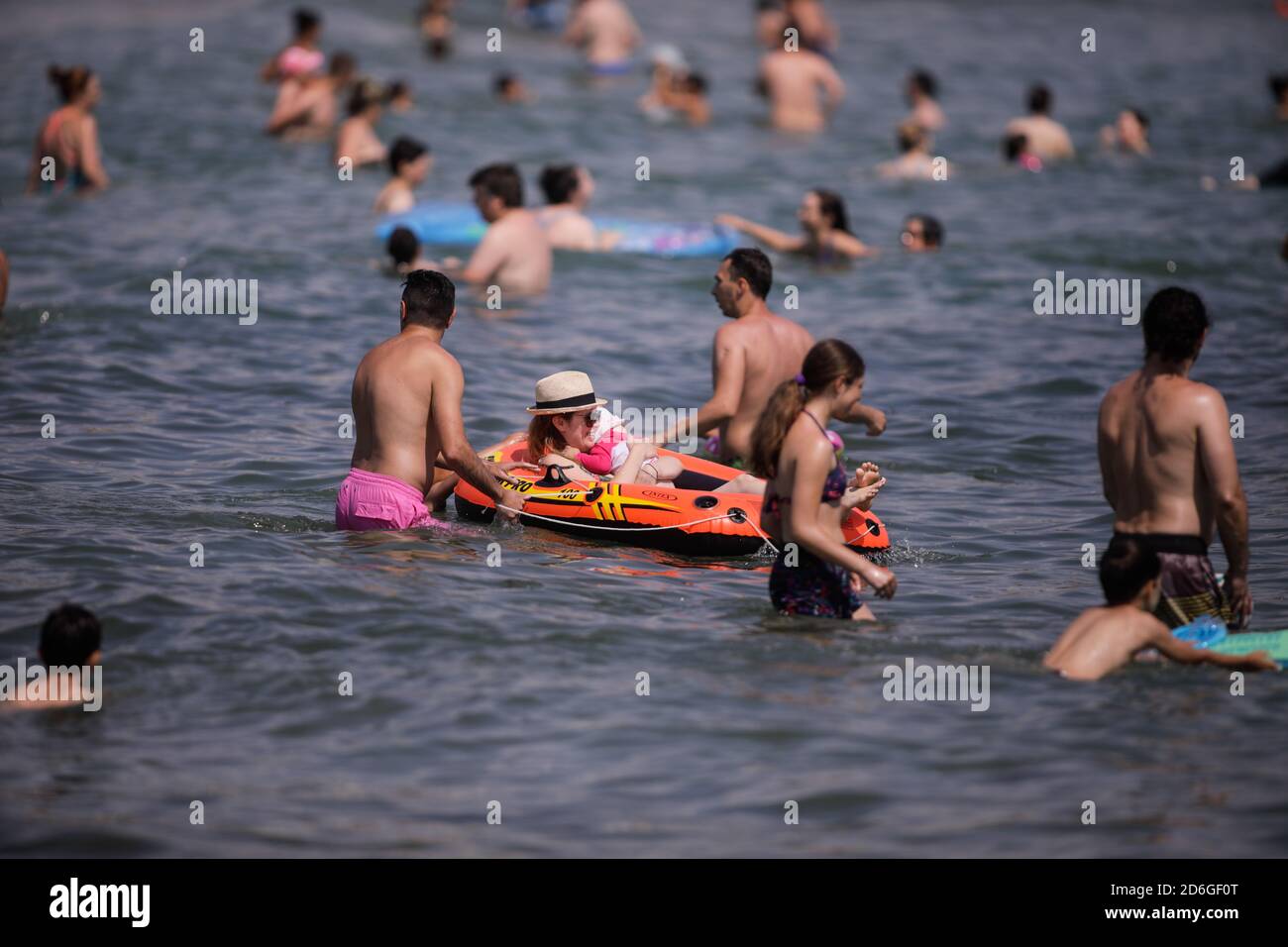 Constanta, Roumanie - 5 juillet 2020: Les gens apprécient l'eau et le sable sur une plage de la mer Noire pendant l'épidémie de Covid-19 pendant la journée ensoleillée d'été. Banque D'Images