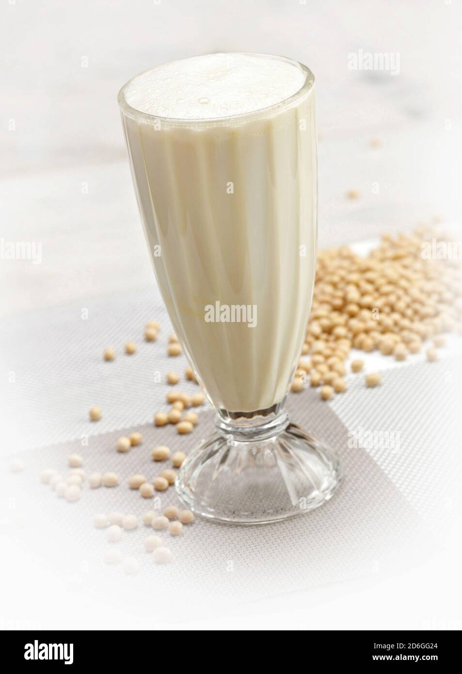 Lait de soja en verre avec graines de soja Banque D'Images