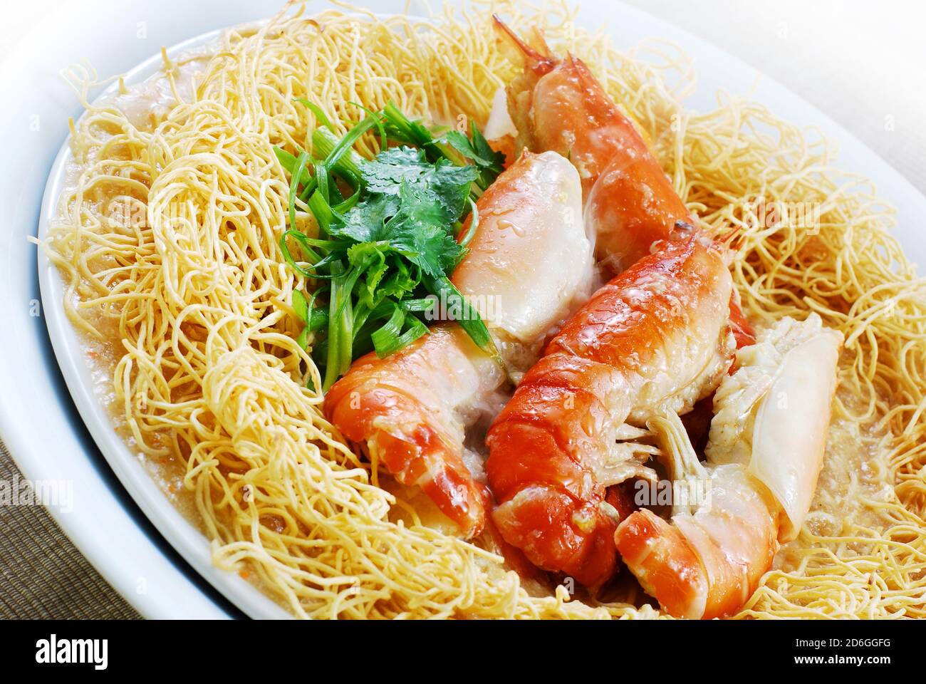 Cuisine asiatique nouilles frites aux crevettes géantes d'eau douce Banque D'Images