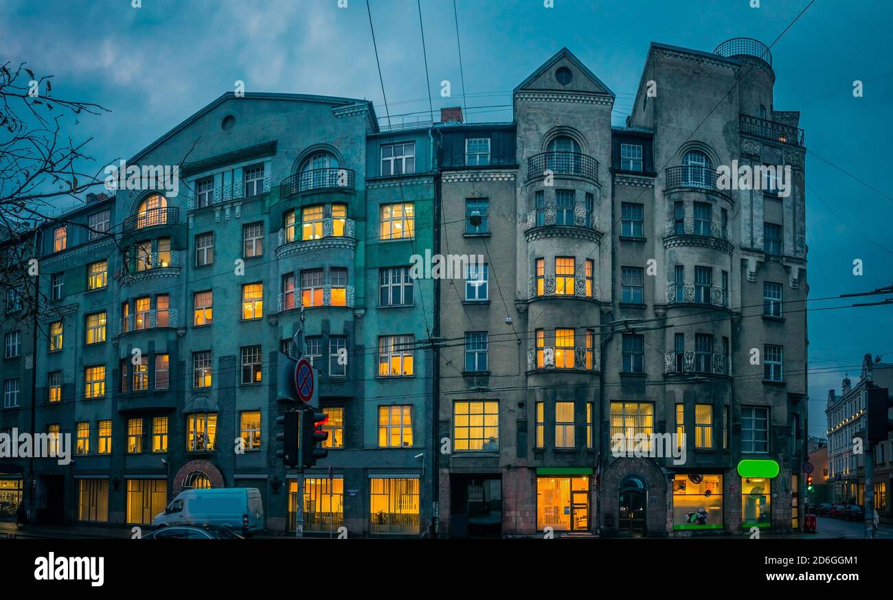 Architecture Art Nouveau sur une façade de bâtiment à Riga, Lettonie. Bâtiment d'architecture Jugendstil dans la ville médiévale. Paysage urbain nocturne. Banque D'Images