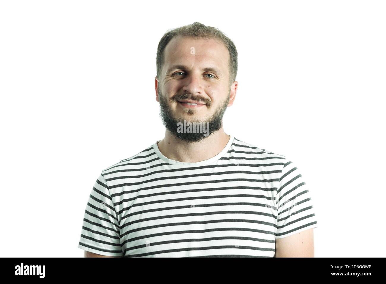 Homme barbu souriant dans un t-shirt rayé. 30-35 ans. Isolé sur blanc. Banque D'Images